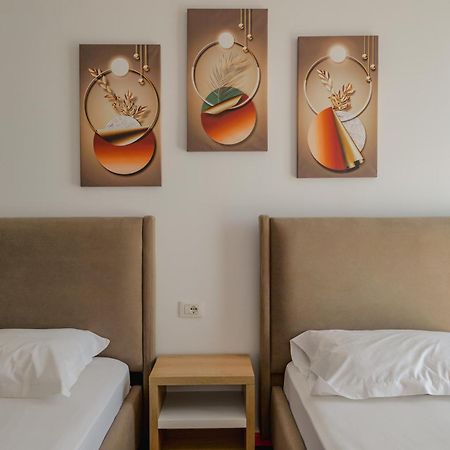 סרנדה Hotel Summer מראה חיצוני תמונה